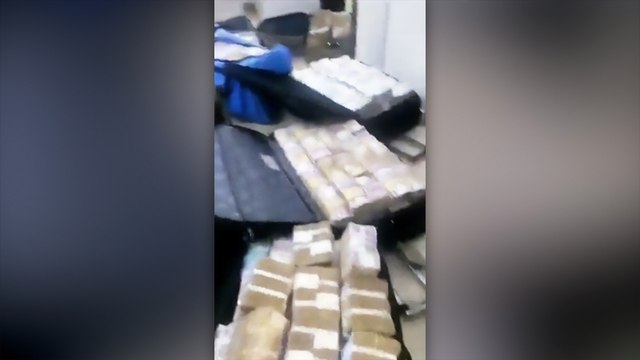 Devrik başkanın evinden bavullar dolusu para çıktı