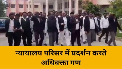 भदोही: हापुड़ घटना के विरोध में अधिवक्ताओं ने हड़ताल कर किया प्रदर्शन