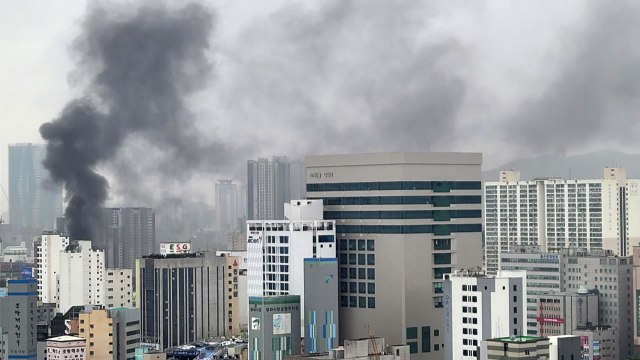 목욕탕 화재 현장 폭발 사고...소방관 등 10여 명 부상 / YTN