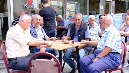 Erzincan'da Çay İçmek İsteyenlerin Otlu veya Süzgeçli Tercihi