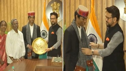R Praggnanandhaa: प्रज्ञानंद से मिले खेल मंत्री अनुराग ठाकुर, माता-पिता के सामने किया सम्मानित