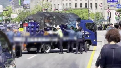 서울 도심 도로에 술병 '와르르'...한때 통행 불편 / YTN