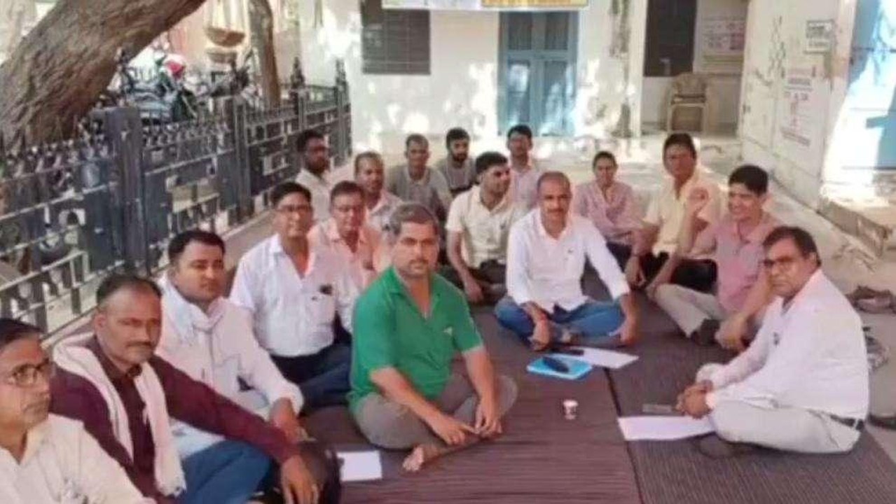 चूरू: 5 दिन से राजस्व कर्मचारियों का कार्य बहिष्कार जारी, सरकार के खिलाफ की नारेबाजी