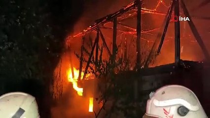 2 ev, 2 katlı samanlık, traktör ve motosiklet yangında küle döndü