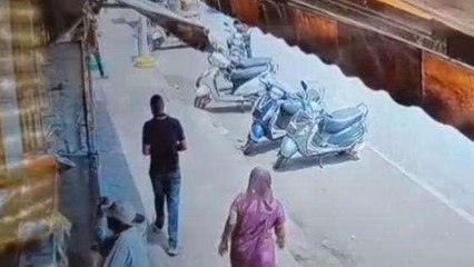 उज्जैन: बस हुई असंतुलित, कई गाड़ियों को चकनाचूर करते हुए एक महिला को दी टक्कर