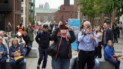 A Londres, des danseurs aériens suspendus à la cathédrale Saint-Paul