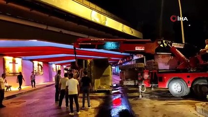 Buldozer yüklü kamyon alt geçidin tavanına çarpıp devrildi