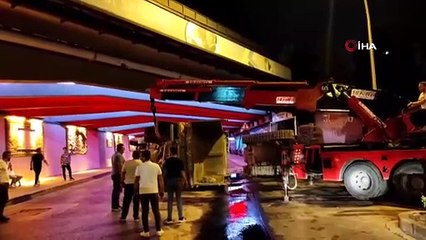 Buldozer yüklü kamyonun devrilme anı kamerada