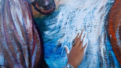 فنانة تشكيلية تحوّل جدران شوارع مدينة دهب للوحات فنية