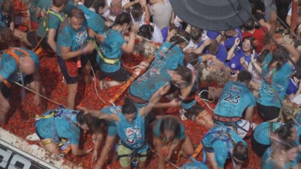 Espagne: des lanceurs de tomates du monde entier à la Tomatina