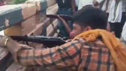 सबलगढ़:भुजरिया मेला में मटकी फोड़ प्रतियोगिता में लगाया बंदूक से निशाना तो हुआ यह.....