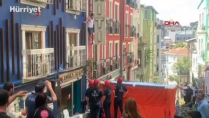 Beyoğlu'nda ekipleri harekete geçiren olay: Tehdit edilince cama çıktı, mahsur kaldı
