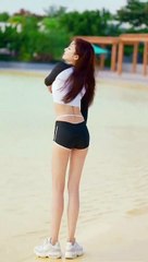 Beach girl looking back 沙灘女孩回頭