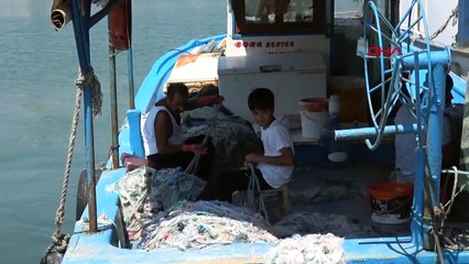 Les pêcheurs attendent l'ouverture de la saison à Mersin