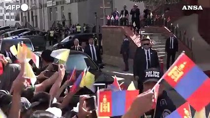 Descargar video: Papa Francesco in Mongolia, accolto dalla comunita' cattolica