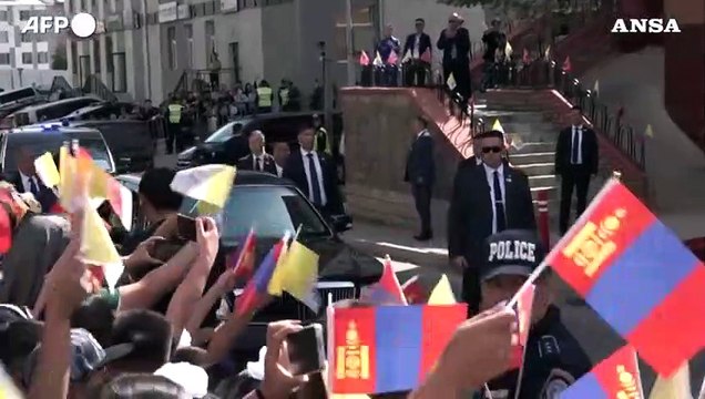 Papa Francesco in Mongolia, accolto dalla comunita' cattolica