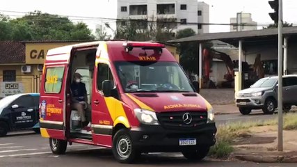 Motociclista fica ferida em acidente na Avenida Tancredo Neves