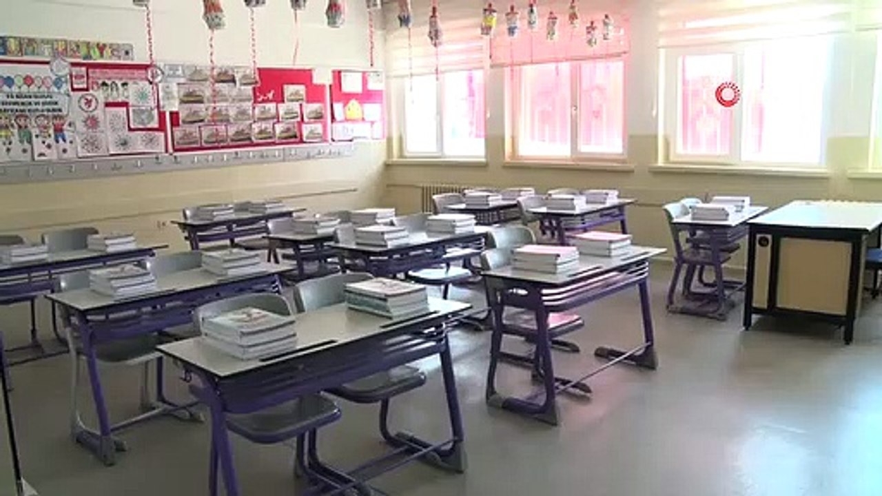 Ressources auxiliaires sur les pupitres d'école pour l'année académique 2023-2024