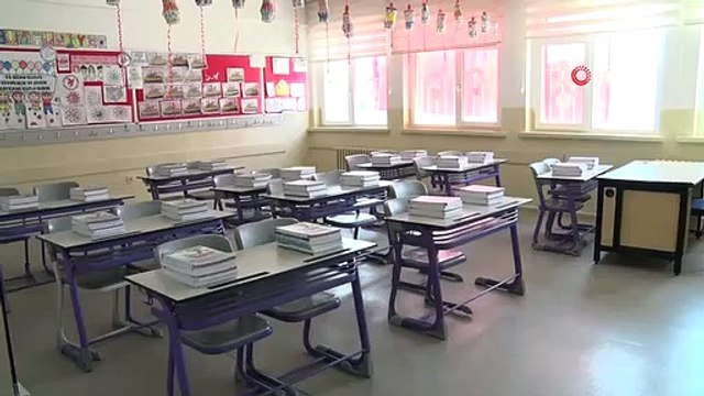 Ressources auxiliaires sur les pupitres d'école pour l'année académique 2023-2024