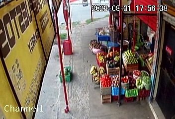 Video: la llanta de un micro ‘sale volando’ e impacta contra una tienda de frutas