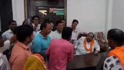 रतलाम: रहवासी पहुंचे रास्ते और पुल की शिकायत लेकर विधायक के पास, दिया आश्वासन