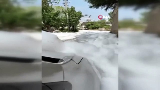 Kocaeli'de ilginç görüntü! Yağmur sonrası cadde köpükle kaplandı