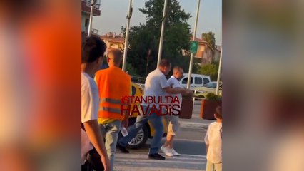 Taksicinin müşteriyi bıçakla kovaladığı anlar kamerada