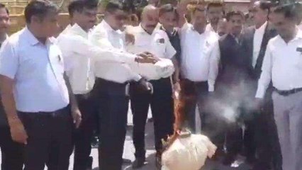 अजमेर: सीएम गहलोत के खिलाफ वकीलों का प्रदर्शन, फूंका पुतला, जमकर की नारेबाजी