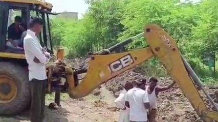 शाजापुर : पाइपलाइन फूटने से नहीं हुआ पेयजल वितरण, पाइपलाइन सुधारने का किया जा रहा कम