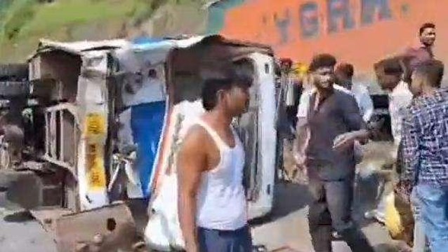 Video: ट्रक ने बस को मारी टक्कर, किसी का हाथ कट कर गिरा तो किसी की हुई मौत
