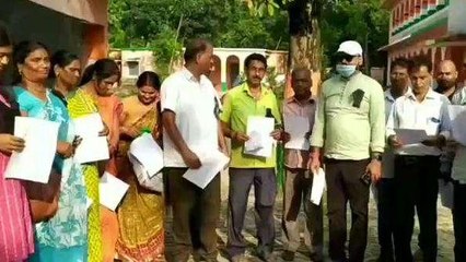 खगड़िया: छुट्टियों में कटौती के खिलाफ शिक्षकों का प्रदर्शन, सामूहिक रूप से जलाया आदेश की कॉपी