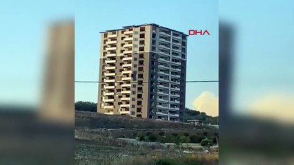Antakya'da depremde hasar alan 15 katlı bina dinamitle yıkıldı