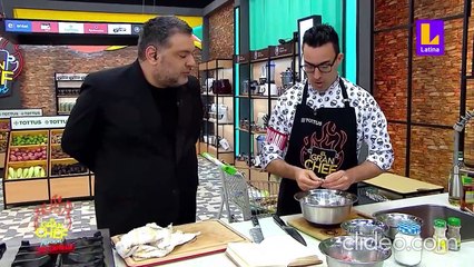 Santi Lesmes cuenta como su padre le enseñó a pelar mariscos.