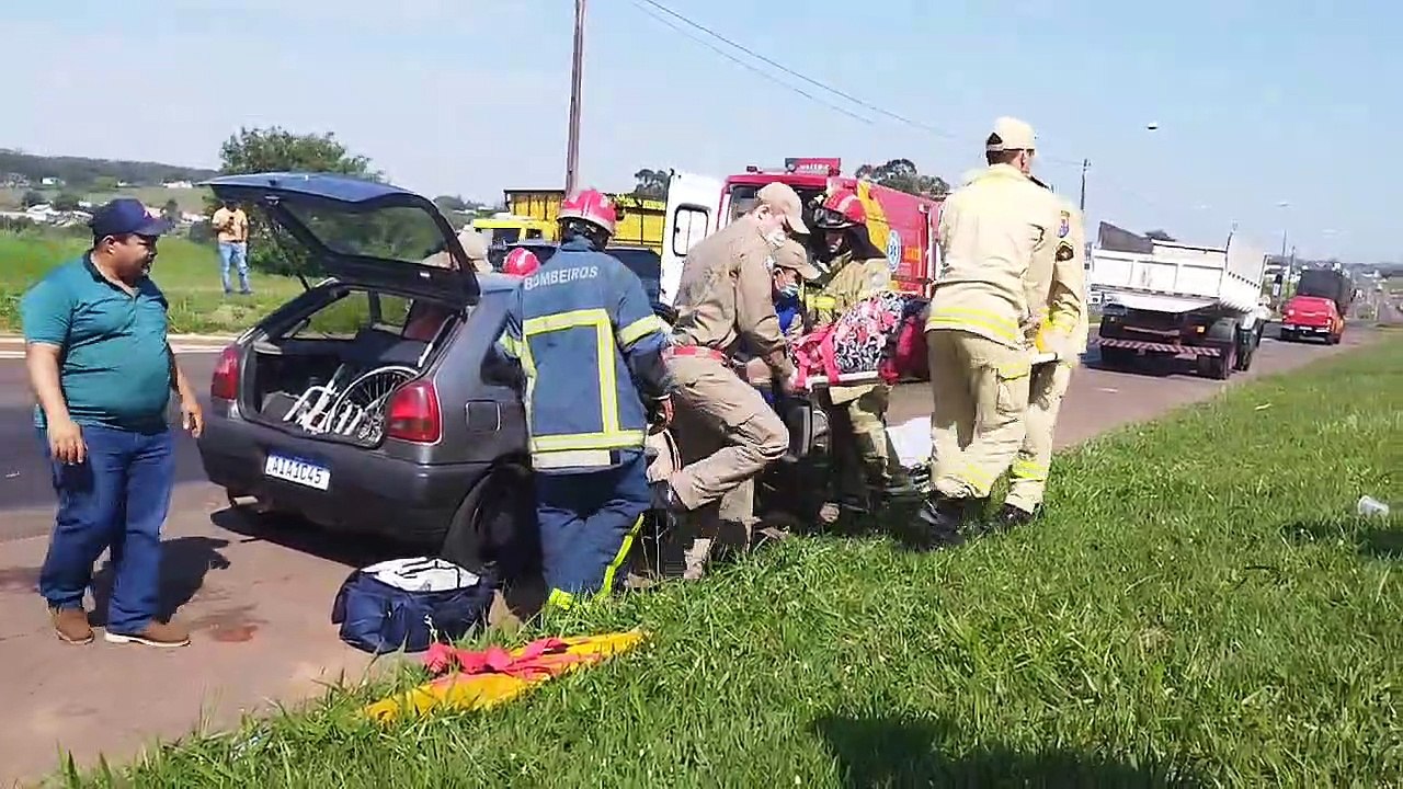 Mulher sofre ferimentos após colisão entre carro e caminhão na PR-323, em Umuarama