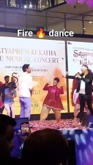 Kartik Aaryan dances to Gujju Pataka live for fans on stage at a mall in Navi Mumbai