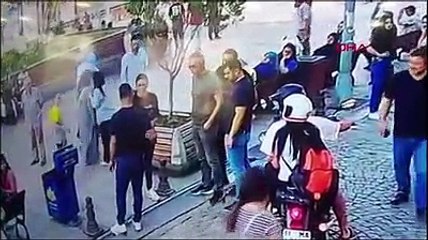 Sokakta yürüyen vatandaşın cebindeki telefon bir anda yandı!