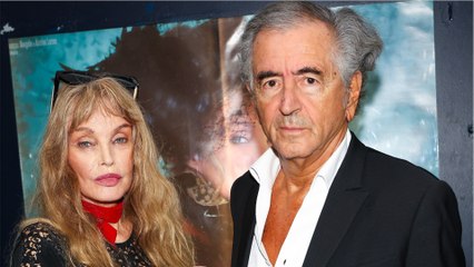 GALA VIDEO - Arielle Dombasle, sa belle déclaration à son mari BHL : “Un homme que j’adore et qui ne me déçoit jamais”