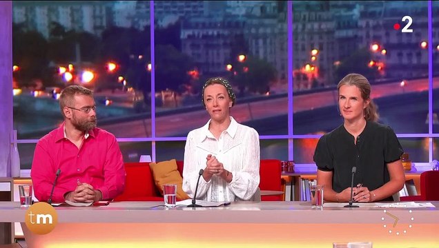 Laurie Delhostal de retour à la télé après avoir combattu son cancer du sein. Télématin , France 2