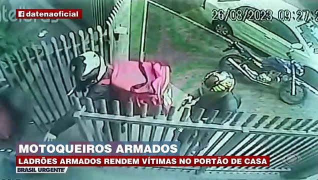 Ladrões armados rendem vítimas no portão de casa
