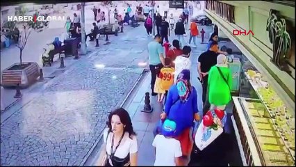 İstanbul Sultanbeyli'de yolda yürüyen vatandaşın cep telefonu yandı!