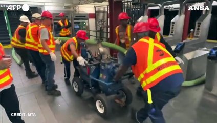 New York, si rompe una tubatura: metro allagata a Times Square