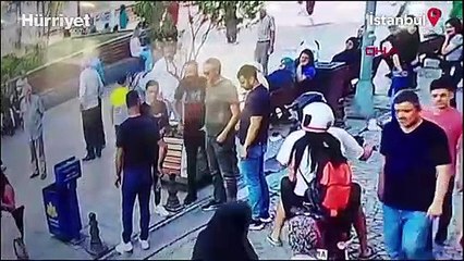 Yolda yürürken bir anda telefonu yanmaya başladı... O anlar kamerada