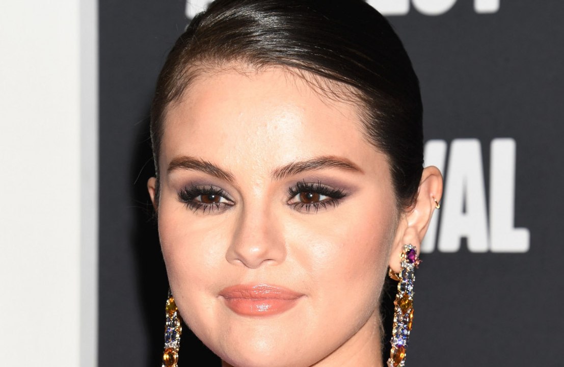 Selena Gomez sólo pide que la hagan reír para enamorarla