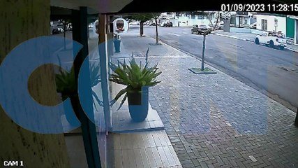Vídeo mostra Corolla fechando motociclista em colisão na Rua Minas Gerais