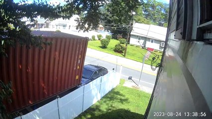 Un conteneur d’expédition écrase une voiture