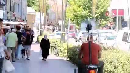 Les artisans utilisant des ventilateurs pour se rafraîchir par temps chaud à Kırşehir sont devenus un phénomène