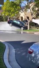 Curieuse façon de laver le bas de caisse de sa voiture