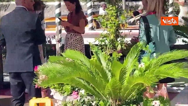 Venezia 80, l'arrivo di Stefania Rocca al Lido per la Mostra del Cinema