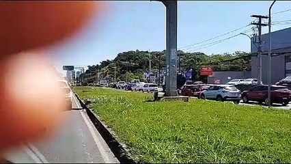 Acidente na Av. Paralela deixa uma vítima; helicóptero sobrevoa o local
