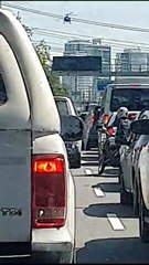 Helicóptero sobrevoa Paralela para socorrer vítima de acidente; ocorrência deixou avenida travada